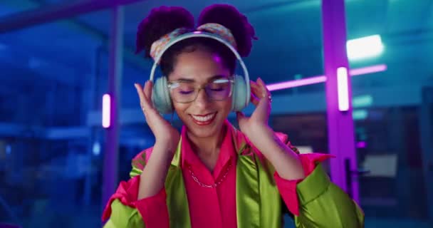 Mujer Noche Auriculares Para Música Gafas Baile Para Motivación Oficina — Vídeo de stock