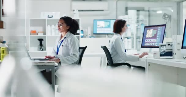科学者の女性 チーム ボトルは 管理または手助けのための化学液体で実験室で コンピュータおよび研究のためのプラスチック容器を与えること 革新または薬剤の研究のために幸せ — ストック動画