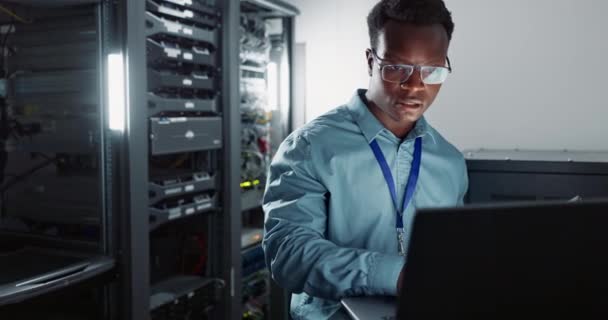 Fekete Ember Mérnök Laptop Szerverszobában Adatbázis Frissítéshez Kiberbiztonsághoz Vagy Kódoláshoz — Stock videók