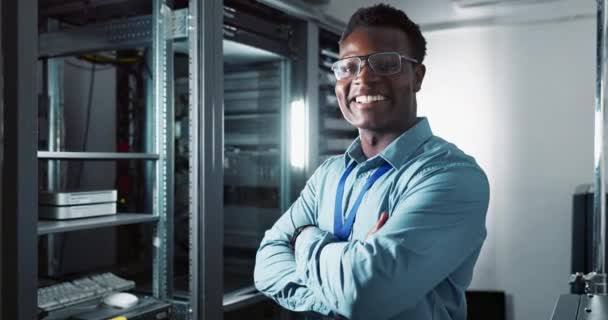 Мбаппе Человек Лицо Технологии Компьютерный Инженер Оружие Скрещивается Специалист Дата — стоковое видео