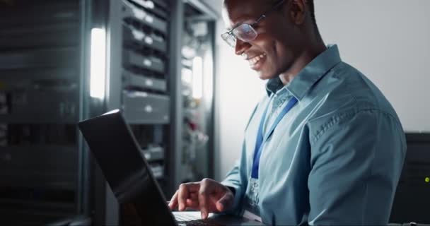 Boldog Ember Mérnök Laptop Szerver Szobában Adatbázis Frissítés Kiberbiztonság Vagy — Stock videók