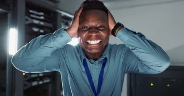 Πρόσωπο Server Room Και Μαύρος Άνδρας Εορτασμό Ενθουσιασμένος Και Χαμογελαστός — Αρχείο Βίντεο