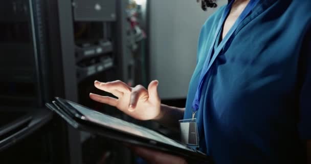 Système Mains Technicien Avec Tablette Dans Salle Contrôle Bureau Pour — Video