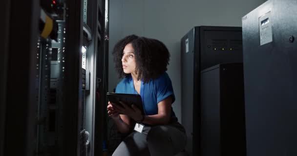 サーバールームのデータベース更新のためのソフトウェアエンジニアおよび技術者としてデータセンターの女性 タブレットおよび点検 契約者 技術サービス システム管理者 またはネットワークのためのインフラストラクチャ — ストック動画