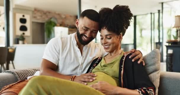 幸福的夫妻 家庭和爱在宝宝的肚子在沙发上 触摸和兴奋或结合在一起的怀孕 女人和腹部护理作为母性支持 周末在沙发上放松交谈 — 图库视频影像
