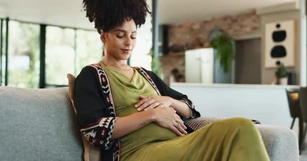 Mulher Negra Grávida Casa Sofá Feliz Com Emoção Para Bebê — Vídeo de Stock