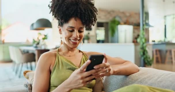 Wanita Santai Dan Smartphone Sofa Untuk Media Sosial Meme Dan — Stok Video