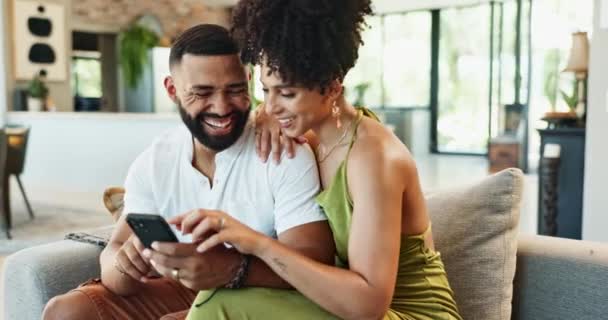 Aşk Gülüşme Sosyal Medya Için Telefonda Mutlu Bir Çift Evdeki — Stok video