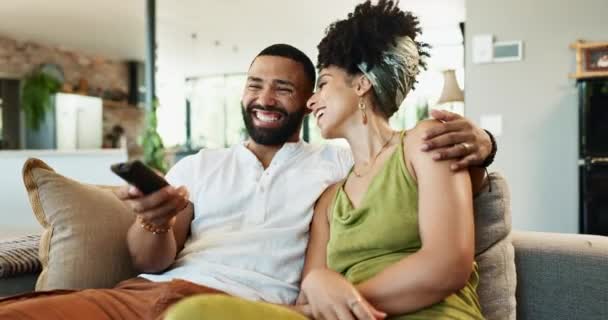 Relaks Śmiech Lub Szczęśliwa Para Oglądająca Telewizję Lub Film Abonamencie — Wideo stockowe