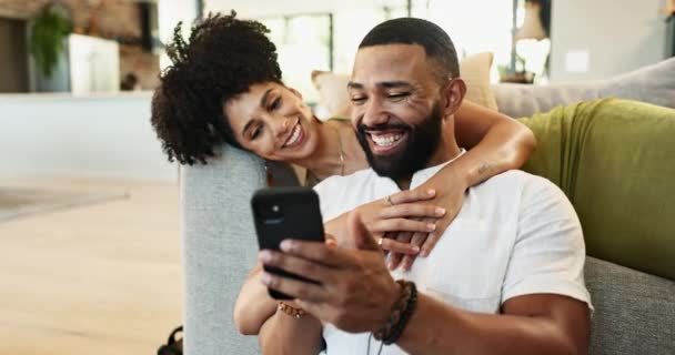 Détendez Vous Riez Joyeux Couple Sur Téléphone Pour Les Médias — Video