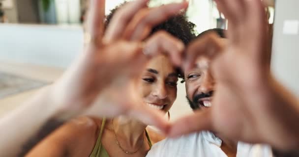 Sonrisa Manos Pareja Con Emoji Corazón Para Matrimonio Unidad Cuidado — Vídeos de Stock