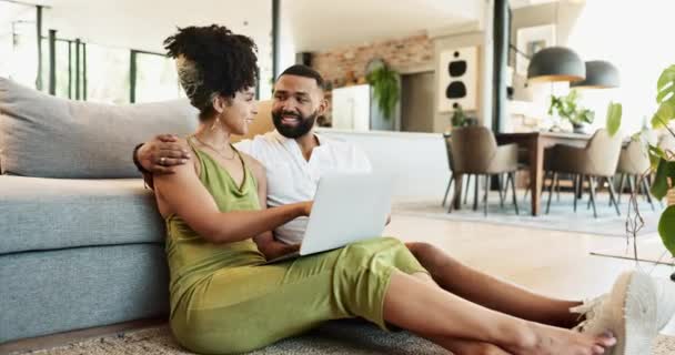 Pareja Cinco Alta Portátil Casa Para Celebración Del Logro Con — Vídeo de stock