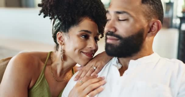 Casal Sorriso Sofá Para Relaxar Amor Confiança Como Planejamento Visão — Vídeo de Stock