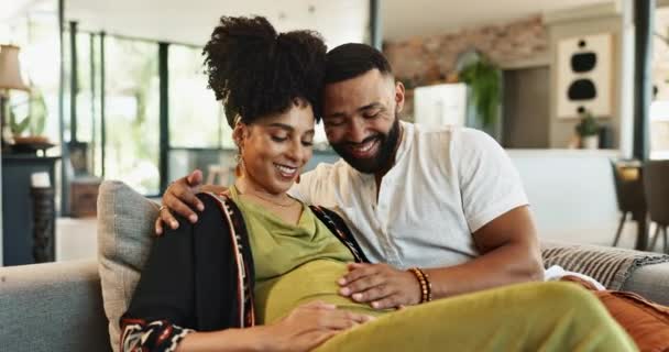 夫妻和怀孕的人 带着微笑来支持感情的结合 关怀和爱 未来的母爱和幸福的母爱一起睡在沙发上 — 图库视频影像