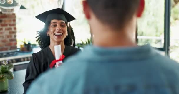 Graduación Estudiantes Par Amigos Abrazándose Casa Con Teléfono Para Celebración — Vídeos de Stock