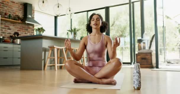Lotuspose Vrouw Yoga Huis Voor Meditatie Adembeheersing Voor Mindfulness Zen — Stockvideo