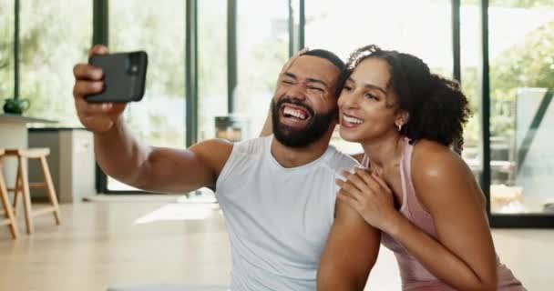 Siyahi Bir Çift Akıllı Telefon Özçekim Aşk Için Yakalamak Için — Stok video