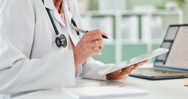 Médico Manos Escritura Con Portátil Tableta Para Prescripción Horario Resultados — Vídeo de stock