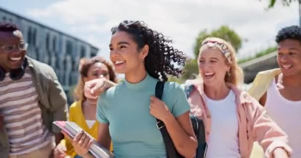 大学生团体 快乐而拥抱地步行到教室里 带着多样化 关爱或校园接受教育 为在大学里的团结 学习或学习而笑着的朋友 女人和男人 — 图库视频影像