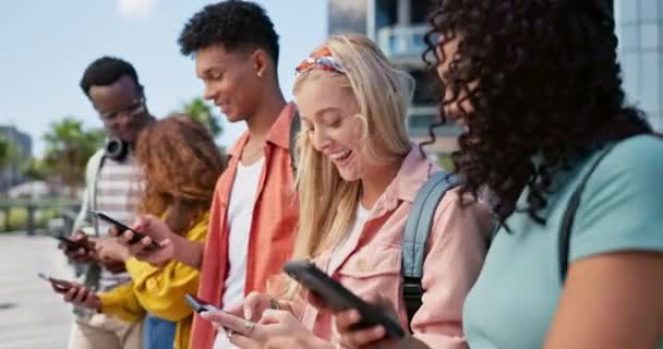 Gruppe Studerende Telefon Til Sms Universitetet Mobil App Dele Med – Stock-video