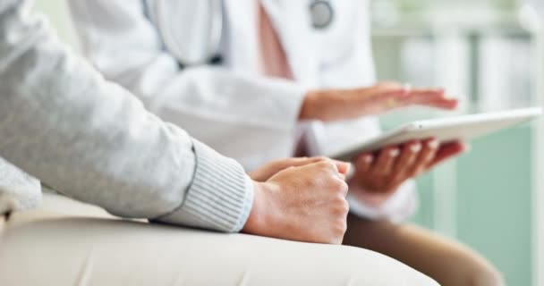 Yakın Çekim Doktor Tablet Randevu Danışmanıyla Hasta Klinikte Sağlık Tıbbi — Stok video