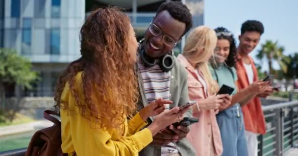 Kelompok Mahasiswa Dan Smartphone Untuk Sms Perguruan Tinggi Aplikasi Ponsel — Stok Video
