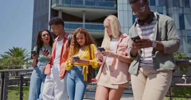 Freunde Studenten Und Telefon Zum Sms Schreiben Der Hochschule Mobile — Stockvideo