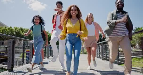 团队精神 学生自得其乐 带着自由 多元和面对校园的道路在大学里跳来跳去 一般人 朋友和兴奋的男人 女人和大学里的团结与教育 — 图库视频影像