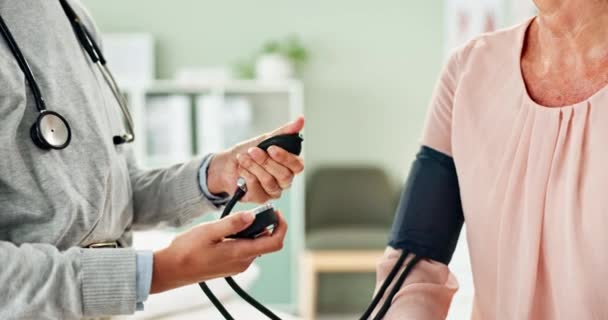 Läkare Händer Och Patient Med Blodtrycksmaskin För Undersökning Eller Övervakning — Stockvideo