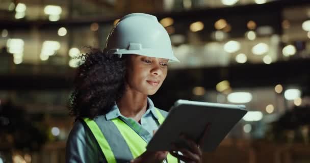 Tableta Inženýr Žena Úsměvem Městě Noci Portrét Plánování Technologií Africká — Stock video