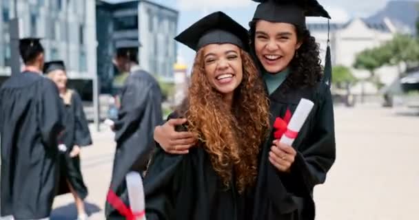 毕业时的女性 朋友和面容 在校园里有证书 成功或拥抱庆祝 个人和拥抱与文凭 多样性或欢呼与支持在大学的成就 — 图库视频影像