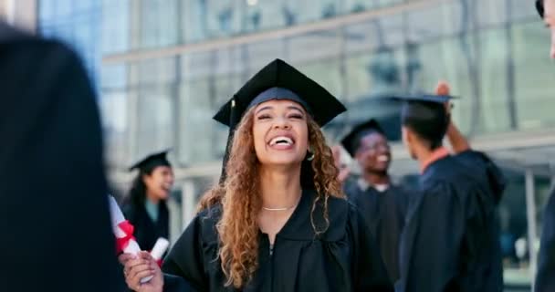 在大学里 毕业生和文凭 为成功 目标和成就而集体欢呼 在大学 校园或获得奖学金的女孩 人们和兴奋的朋友 — 图库视频影像