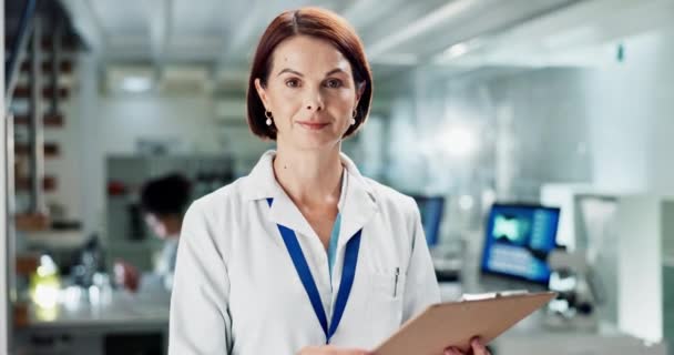 Wetenschap Laboratorium Gezicht Van Vrouw Met Klembord Voor Medische Studie — Stockvideo