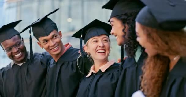 卒業証明書 お祝い または成功のための大学 教育および学生 多様性 卒業証書 賞またはマイルストーンの達成を持つ大学院 大学の友人 — ストック動画