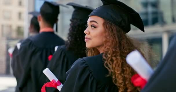 Sorriso Graduação Rosto Mulher Com Estudantes Universidade Linha Com Diploma — Vídeo de Stock