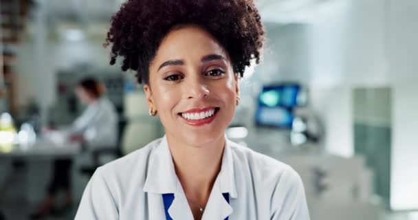 Ciência Laboratório Rosto Mulher Negra Feliz Para Análise Médica Pesquisa — Vídeo de Stock