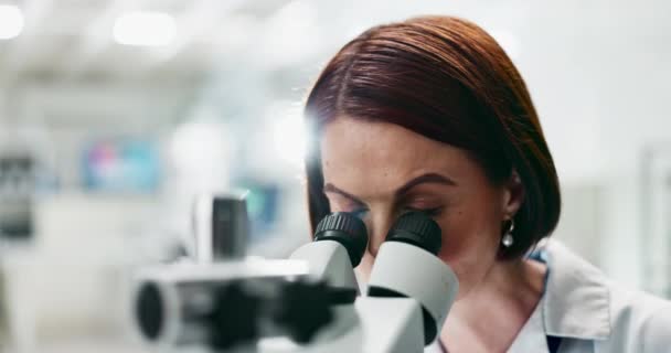 Mulher Cientista Forense Com Microscópio Para Ciência Microbiologia Pesquisa Laboratório — Vídeo de Stock
