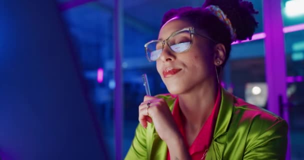 黑人妇女 商界人士和霓虹灯亮在办公室 在笔记本电脑上搜寻或上网寻找创意 设计或计划用的女性 男性和眼镜 对结果感到满意 — 图库视频影像
