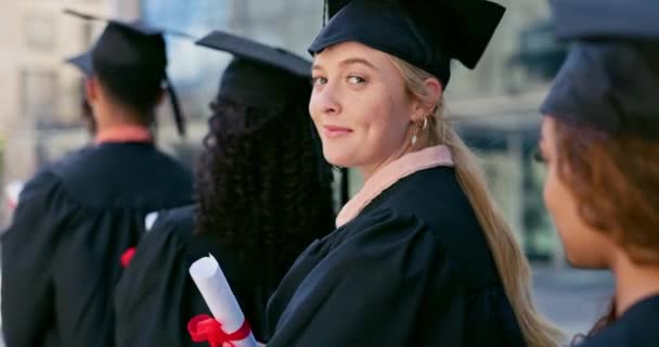 Uśmiech Absolwentka Twarz Kobiety Studentami Uniwersytecie Zgodnie Dyplomem Dyplomem Lub — Wideo stockowe