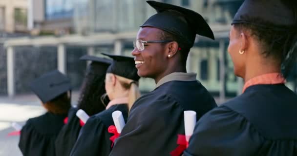 毕业和脸的黑人男子与学生在大学与文凭 学位或滚动 在学校获得大学证书的非洲人的快乐 教育和肖像 — 图库视频影像