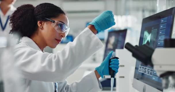 医学分析 医学のためのビーカーと技術を持つ科学 実験室および女性 ワクチンの開発 化学および結果のための試験管を有する医療 薬局および科学者 — ストック動画