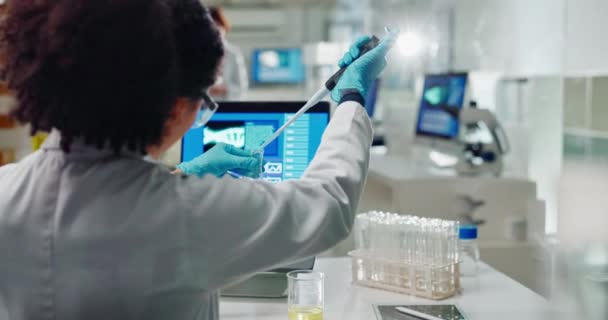 Ciencia Laboratorio Mujer Con Vaso Precipitados Computadora Portátil Para Análisis — Vídeos de Stock