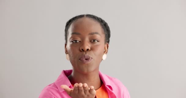 Twarz Szczęśliwa Czarna Kobieta Powietrznym Pocałunkiem Studio Podziękowanie Gest Szarym — Wideo stockowe
