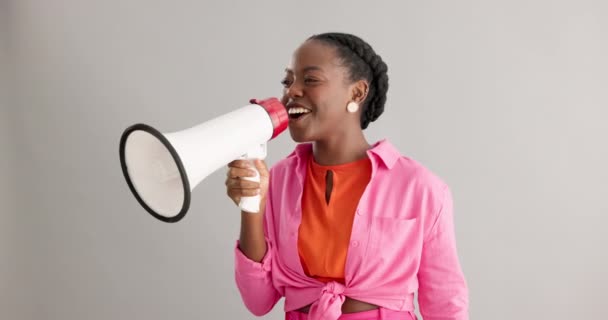 Megafon Heyecanlı Siyah Kadın Gri Arka Planda Haber Duyuru Bilgi — Stok video