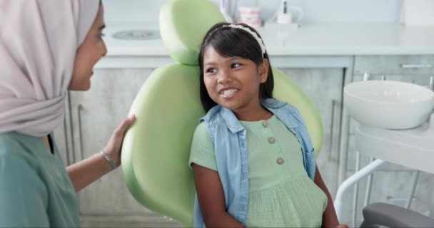 Dívka Zubař Objednání Zubů Nebo Ústní Zdravotní Výchovy Pro Prevenci — Stock video