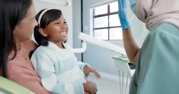 Dziecko Dentysta Przybij Piątkę Podczas Kontroli Biurze Zaufanie Dobra Robota — Wideo stockowe