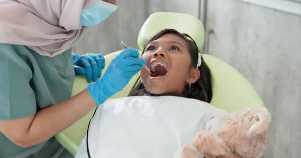 Tandarts Vrouw Kind Mond Voor Controle Beoordeling Tanden Schoonmaken Service — Stockvideo