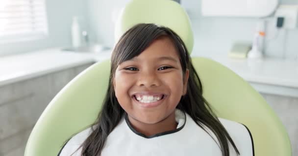 为牙齿美白 咨询或成长检查 在牙科医生处的女孩的牙齿 微笑和面部 口腔护理 肖像和牙科诊所的快乐小孩口腔 牙龈或牙龈咨询专家 — 图库视频影像