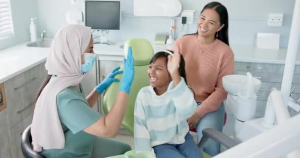 Dzieciak Dentysta Przybij Piątkę Dla Zębów Lub Edukacji Zdrowia Jamy — Wideo stockowe