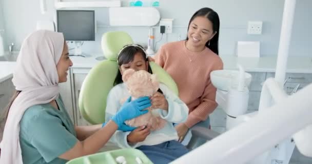 牙科医生 儿童和女孩在预约和检查时拥抱泰迪熊以获得安慰或口腔卫生 医疗或牙科护理 母亲和女儿在牙齿矫正诊所接受牙齿咨询 — 图库视频影像